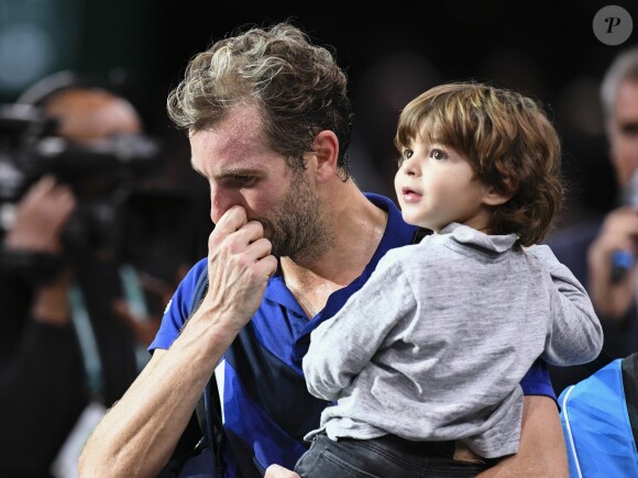 Julien Benneteau et son fils Ayrton - People a la demi-finale entre J. Sock et J. Benneteau - Tournoi de tennis "Rolex Paris Masters 2017" - paris le 4 novembre 2017 © Veeren - Perusseau / Bestimage