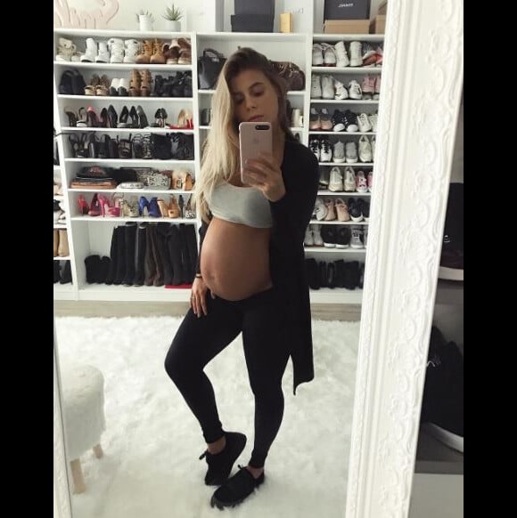 Carol Cabrino, compagne du footballeur Marquinhos, pose enceinte sur Instagram le 9 octobre 2017.