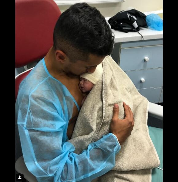 Marquinhos annonce la naissance de sa fille Maria Eduarda sur Instagram le 7 novembre 2017. 