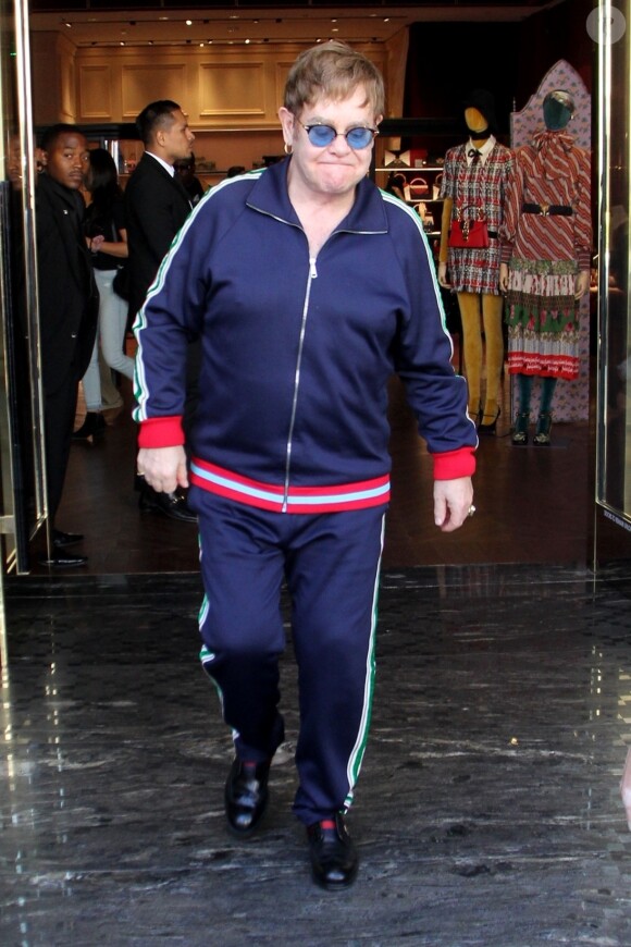 Elton John à la sortie du magasin Gucci à Beverly Hills. Elton prend le temps de faire des photos avec des fans. Le 9 octobre 2017.