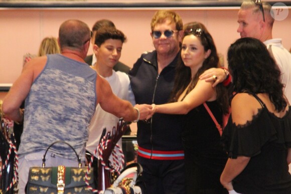Elton John à la sortie du magasin Gucci à Beverly Hills. Elton prend le temps de faire des photos avec des fans. Le 9 octobre 2017.