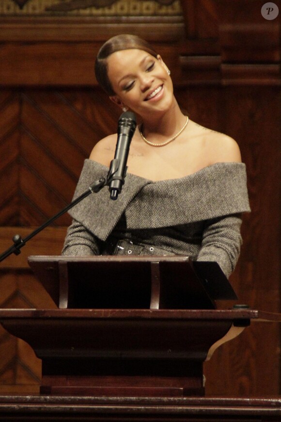 Rihanna reçoit son prix de personnalité humanitaire de l'année remis par la Harvard Foundation, à l'université de Harvard. Cambridge, le 28 février 2017.