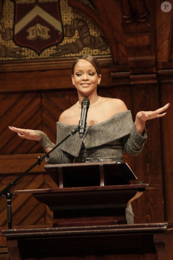 Rihanna reçoit son prix de personnalité humanitaire de l'année remis par la Harvard Foundation, à l'université de Harvard. Cambridge, le 28 février 2017.