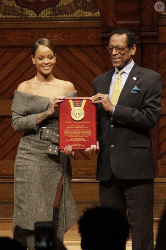Rihanna reçoit son prix de personnalité humanitaire de l'année remis par la Harvard Foundation, à l'université de Harvard. Cambridge, le 28 février 2017.