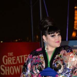 Semi-exclusif - L'auteure-compositrice-interprète américaine Beth Ditto pose sur la terrasse des Galeries Lafayette après le coup d'envoi du noël "Spectacular Spectacular" à Paris, France, le 8 novembre 2017. © Veeren/Bestimage