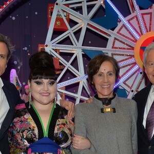 Guillaume Houzé (Directeur de l'Image et de la Communication des Galeries Lafayette), Beth Ditto, Agnès Vigneron (Directrice des Galeries Lafayette Paris-Haussmann) et Philippe Houzé (Président du Groupe Galeries Lafayette) - L'auteure-compositrice-interprète américaine B. Ditto donne le coup d'envoi du noël "Spectacular Spectacular" des Galeries Lafayette à Paris, France, le 8 novembre 2017. © Veeren/Bestimage