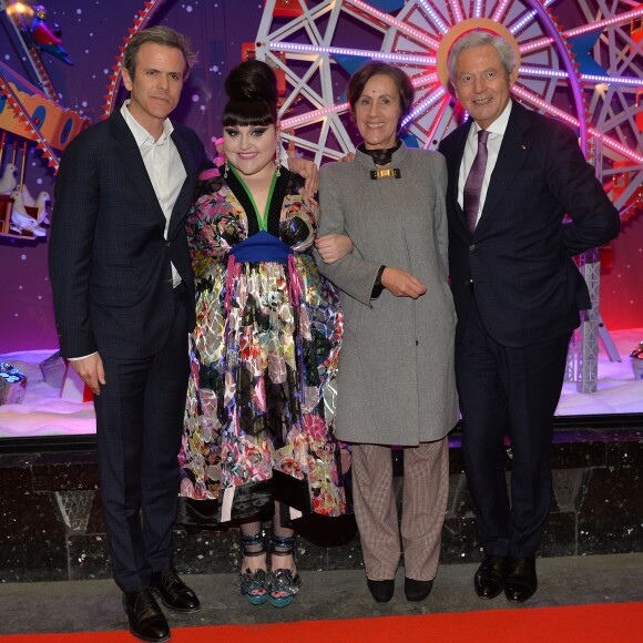 Guillaume Houzé (Directeur de l'Image et de la Communication des Galeries Lafayette), Beth Ditto, Agnès Vigneron (Directrice des Galeries Lafayette Paris-Haussmann) et Philippe Houzé (Président du Groupe Galeries Lafayette) - L'auteure-compositrice-interprète américaine B. Ditto donne le coup d'envoi du noël "Spectacular Spectacular" des Galeries Lafayette à Paris, France, le 8 novembre 2017. © Veeren/Bestimage