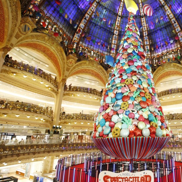 Ambiance - L'auteure-compositrice-interprète américaine B. Ditto donne le coup d'envoi du noël "Spectacular Spectacular" des Galeries Lafayette à Paris, France, le 8 novembre 2017. © Christophe Aubert/Bestimage