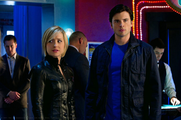 Allison Mack et Tom Welling dans "Smallville". La série a été diffusée pendant dix ans entre 2001 et 2011.