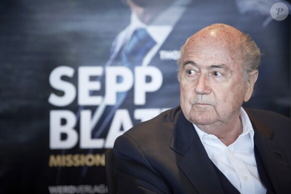 Sepp Blatter présente sa biographie "Mission und passion Fussball" (Mission & Passion Football) écrite par Thomas Renggli à Zurich le 21 avril 2016.