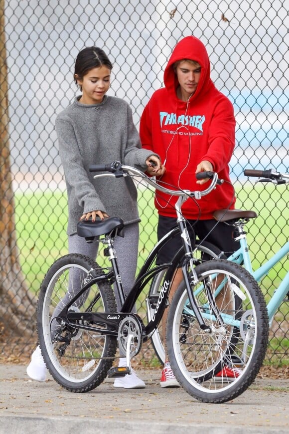 Selena Gomez et Justin Bieber font une balade à vélo dans les rues de Los Angeles le 1er novembre 2017