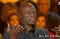 Seal évoque ses cicatrices au visage avec Thierry Ardisson sur le plateau de "Salut les terriens", sur C8, le 11 novembre 2017.
