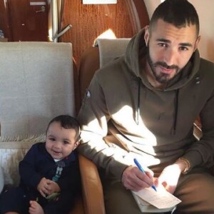 Karim Benzema poste pour la toute première fois une photo avec son fils. Instagram, le 11 novembre 2017.