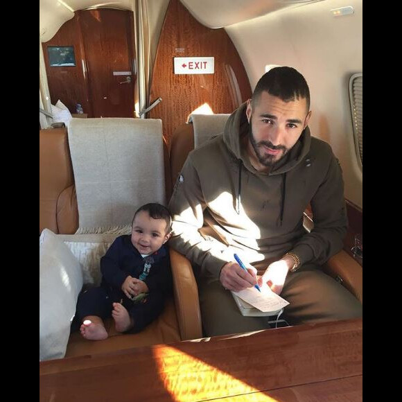 Karim Benzema poste pour la toute première fois une photo avec son fils. Instagram, le 11 novembre 2017.