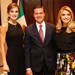 La reine Letizia d'Espagne (vêtue d'une combinaison Felipe Varela) à Mexico le 13 novembre 2017 avec le président Enrique Peña Nieto et sa femme Angelica Rivera lors d'une réunion avant le dîner organisé à l'occasion du World Cancer Leaders' Summit (13-15 novembre). © Jack Abuin/Zuma Press/Bestimage