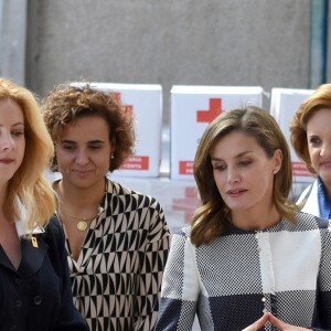 La reine Letizia d'Espagne rencontrant des membres de la Croix-Rouge mexicaine à Mexico, le 13 novembre 2017, en marge de sa visite à l'occasion du World Cancer Leaders' Summit.