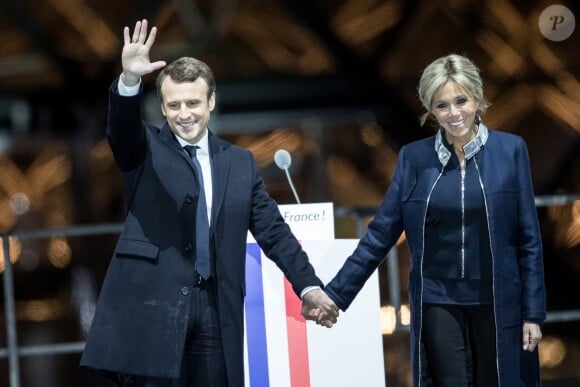 Emmanuel Macron avec sa femme Brigitte Macron - Le président-élu, Emmanuel Macron, prononce son discours devant la pyramide au musée du Louvre à Paris, après sa victoire lors du deuxième tour de l'élection présidentielle le 7 mai 2017. © Cyril Moreau / Bestimage