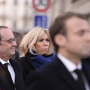 François Hollande, Brigitte Macron et Gérard Collomb, ministre de l'intérieur - Plaque au bar "Le Carillon et au restaurant "Le petit Cambodge" - Commémoration du second anniversaire des attentats du 13 novembre 2015 à Paris le 13 novembre 2017. © Eliot Blondet / Pool / Bestimage