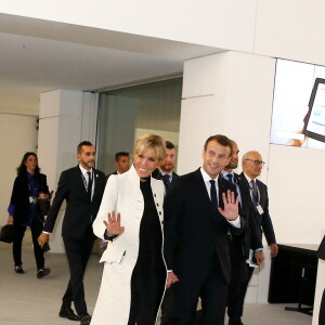 Le président de la République Emmanuel Macron et sa femme la Première Dame Brigitte Macron (Trogneux) - Le président de la République et sa femme la Première Dame lors de la cérémonie d'inauguration du musée du Louvre Abu Dhabi, aux Emirats arabes unis, le 8 novembre 2017. © Dominique Jacovides/Bestimage