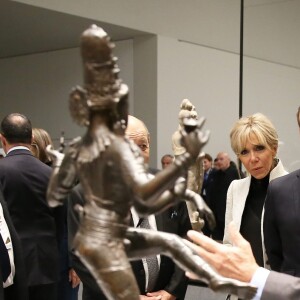 Marc Ladreit de Lacharriere, le président de la République Emmanuel Macron et sa femme la Première Dame Brigitte Macron (Trogneux) - Le président de la République et sa femme la Première Dame lors de la cérémonie d'inauguration du musée du Louvre Abu Dhabi, aux Emirats arabes unis, le 8 novembre 2017. © Dominique Jacovides/Bestimage