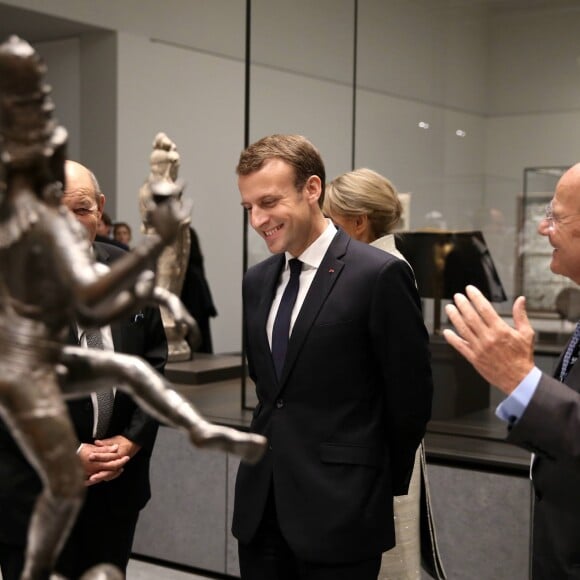 Marc Ladreit de Lacharriere, le président de la République Emmanuel Macron et sa femme la Première Dame Brigitte Macron (Trogneux) - Le président de la République et sa femme la Première Dame lors de la cérémonie d'inauguration du musée du Louvre Abu Dhabi, aux Emirats arabes unis, le 8 novembre 2017. © Dominique Jacovides/Bestimage