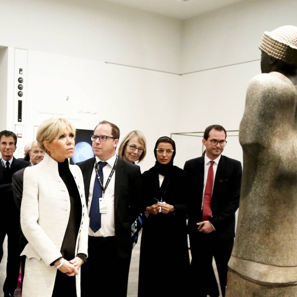 Jack Lang, Françoise Nyssen, ministre de la Culture, le président de la République Emmanuel Macron et sa femme la Première Dame Brigitte Macron (Trogneux) Manuel Rabaté (directeur du Louvre d'Abu Dhabi), - Le président de la République et sa femme la Première Dame lors de la cérémonie d'inauguration du musée du Louvre Abu Dhabi, aux Emirats arabes unis, le 8 novembre 2017. © Dominique Jacovides/Bestimage