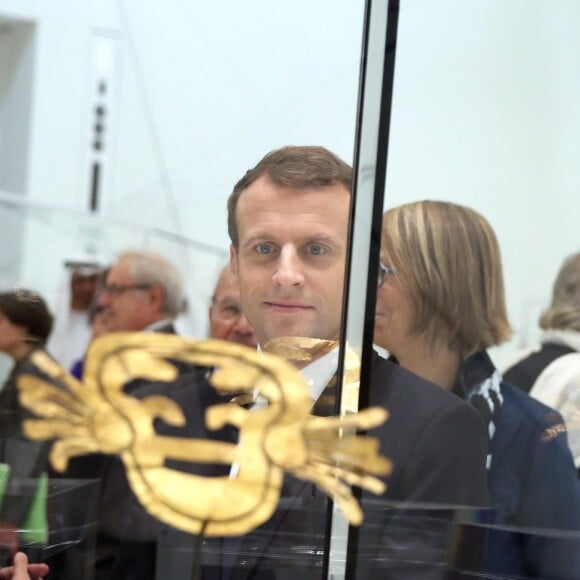 Le président de la République Emmanuel Macron et sa femme la Première Dame Brigitte Macron (Trogneux) - Le président de la République et sa femme la Première Dame lors de la cérémonie d'inauguration du musée du Louvre Abu Dhabi, aux Emirats arabes unis, le 8 novembre 2017. © Dominique Jacovides/Bestimage