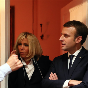 Exclusif - Le président de la République Emmanuel Macron et sa femme la première dame Brigitte Macron rencontrent Fabrice Luchini, en présence de sa compagne, en marge d'une représentation de la pièce "Des écrivains parlent d'argent" au théâtre des Bouffes-Parisiens le 6 novembre 2017. © Sébastien Valiela / Bestimage