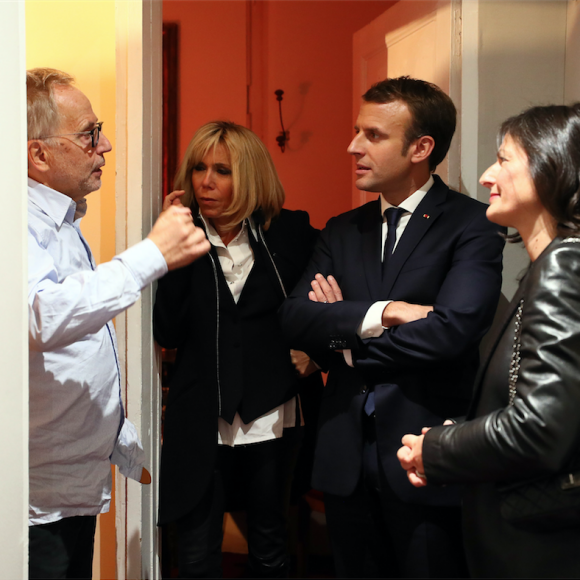 Exclusif - Le président de la République Emmanuel Macron et sa femme la première dame Brigitte Macron rencontrent Fabrice Luchini, en présence de sa compagne, en marge d'une représentation de la pièce "Des écrivains parlent d'argent" au théâtre des Bouffes-Parisiens le 6 novembre 2017. © Sébastien Valiela / Bestimage