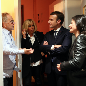 Exclusif - Le président de la République Emmanuel Macron et sa femme la première dame Brigitte Macron rencontrent Fabrice Luchini en loge, en présence de sa compagne, en marge d'une représentation de la pièce "Des écrivains parlent d'argent" au théâtre des Bouffes-Parisiens le 6 novembre 2017. © Sébastien Valiela / Bestimage