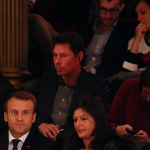 Exclusif - Le président de la République Emmanuel Macron et sa femme la première dame Brigitte Macron assistent à une représentation de la pièce "Des écrivains parlent d'argent" par Fabrice Luchini, avec à leurs côtés la compagne de l'acteur, au théâtre des Bouffes-Parisiens le 6 novembre 2017. © Sébastien Valiela / Bestimage