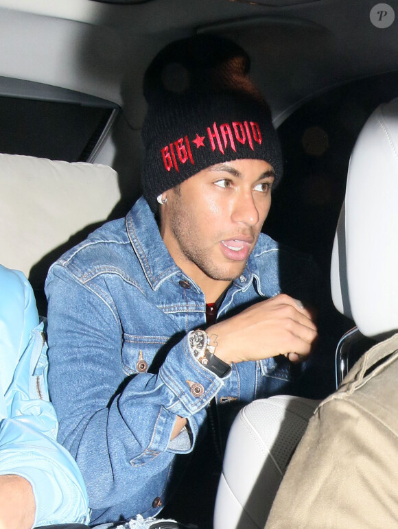 Neymar Jr. sort du nightclub "Tape" à Londres, le 19 septembre 2017.
