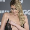 Adriana Abenia a eu quelques soucis avec sa robe Juana Martín lors du photocall des GQ Awards 2017 à Madrid le 16 novembre 2017.