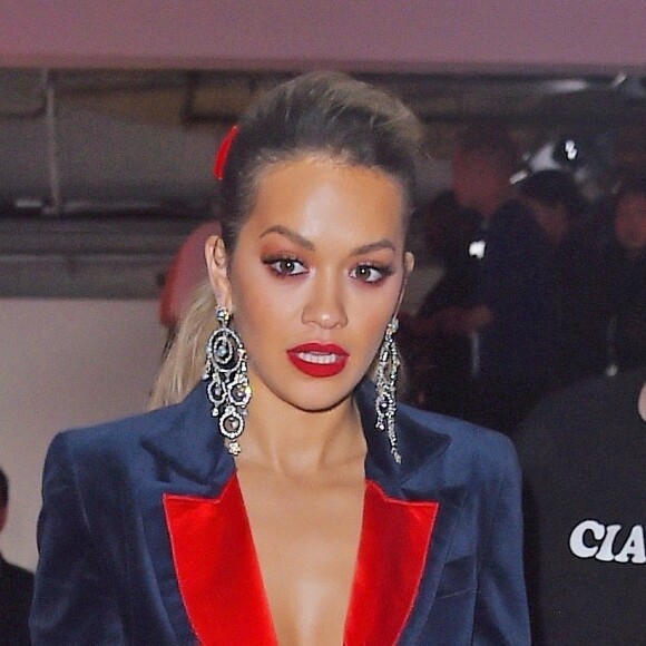 Rita Ora quitte la soirée caritative Samsung au Skylight Clarkson Square à New York. La chanteuse porte un costume composé d'une veste à queue de pie en velours bleu et rouge, le 2 novembre 2017.
