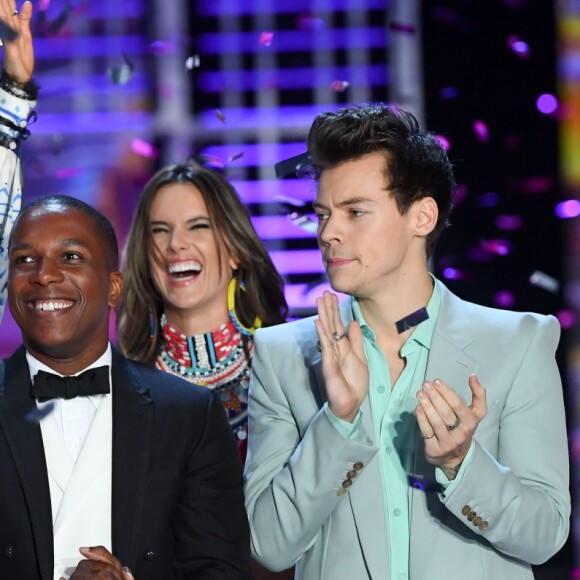 Harry Styles avec Josephine Skriver, Elsa Hosk, Alessandra Ambrosio - Défilé Victoria's Secret 2017 à Shanghai, le 20 novembre 2017.