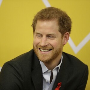 Le prince Harry lors de l'ouverture du pop-up shop "Terrence Higgins Trust (THT)", une association de lutte contre le Sida (VIH), à Londres le 15 novembre 2017