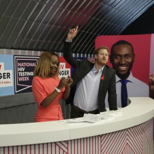Le prince Harry lors de l'ouverture du pop-up shop "Terrence Higgins Trust (THT)", une association de lutte contre le Sida (VIH), à Londres le 15 novembre 2017
