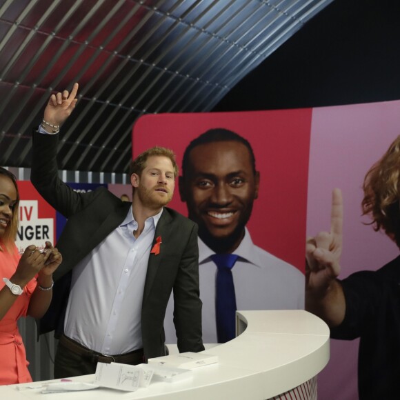 Le prince Harry lors de l'ouverture du pop-up shop "Terrence Higgins Trust (THT)", une association de lutte contre le Sida (VIH), à Londres le 15 novembre 2017