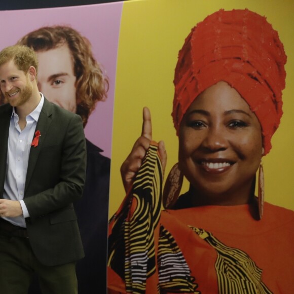 Le prince Harry lors de l'ouverture du pop-up shop "Terrence Higgins Trust (THT)", une association de lutte contre le Sida (VIH), à Londres le 15 novembre 2017