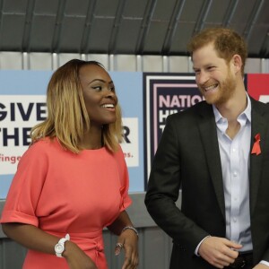 Le prince Harry lors de l'ouverture du pop-up shop "Terrence Higgins Trust (THT)", une association de lutte contre le Sida (VIH), à Londres le 15 novembre 2017