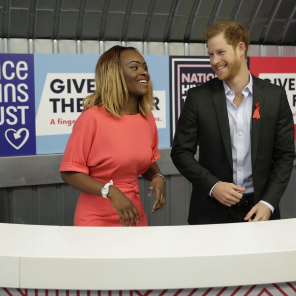 Le prince Harry lors de l'ouverture du pop-up shop "Terrence Higgins Trust (THT)", une association de lutte contre le Sida (VIH), à Londres le 15 novembre 2017