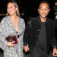 Chrissy Teigen et son mari John Legend arrivent dans le restaurant Delilah pour assister au spectacle de Dave Chappelle à Los Angeles, le 18 octobre 2017.
