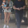 John Legend et sa femme Chrissy Teigen emmènent leur fille Luna déjeuner à l'Hôtel Bel Air à Los Angeles, le 16 octobre 2017.