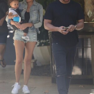 John Legend et sa femme Chrissy Teigen emmènent leur fille Luna déjeuner à l'Hôtel Bel Air à Los Angeles, le 16 octobre 2017.