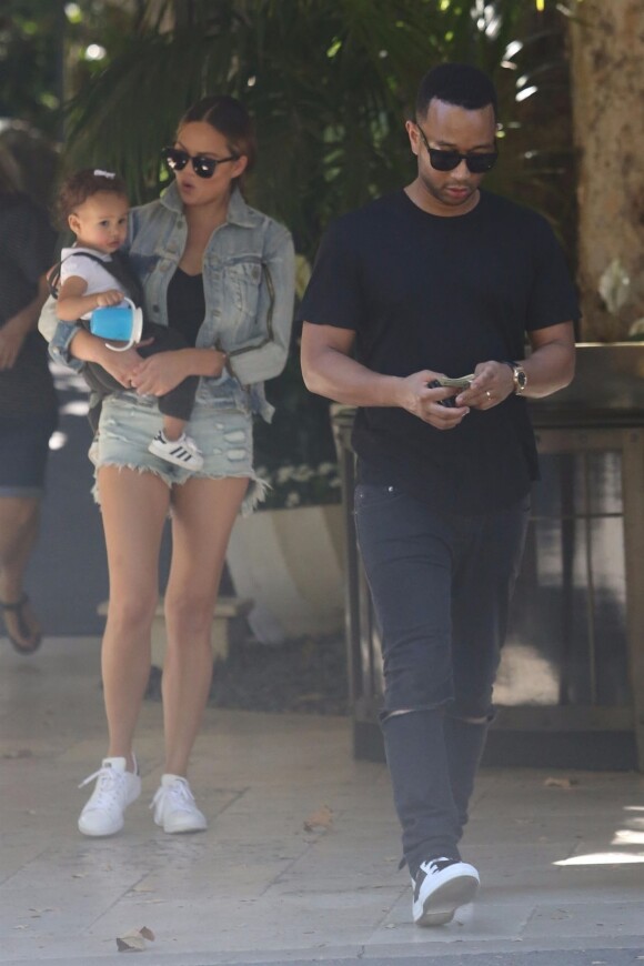 John Legend et sa femme Chrissy Teigen emmènent leur fille Luna déjeuner à l'Hôtel Bel Air à Los Angeles, le 16 octobre 2017.