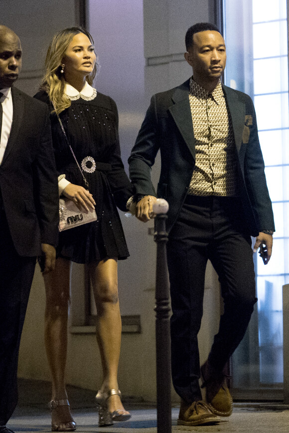 John Legend et sa femme Chrissy Teigen vont dîner au restaurant "Le Stresa" à Paris, le 3 octobre 2017.