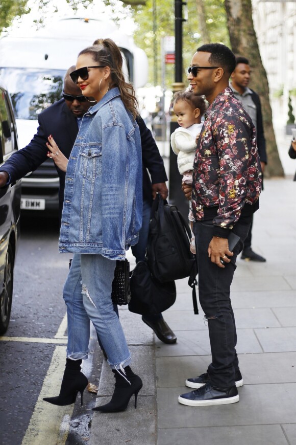 John Legend, sa femme Chrissy Teigen et leur fille Luna quittent l'Hôtel Corinthia à Londres, le 14 septembre 2017.