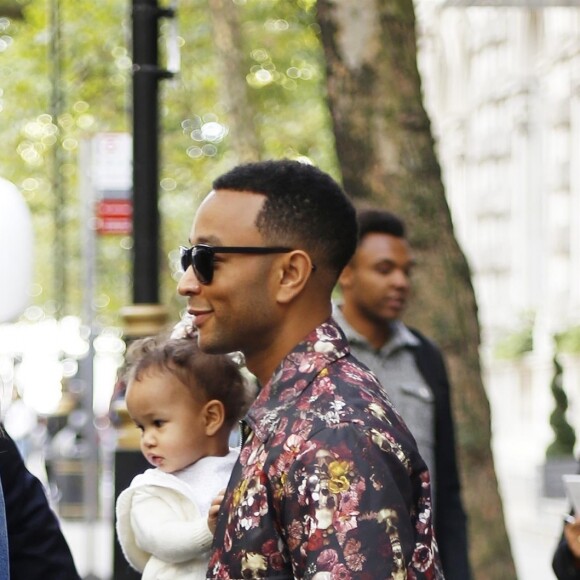 John Legend, sa femme Chrissy Teigen et leur fille Luna quittent l'Hôtel Corinthia à Londres, le 14 septembre 2017.