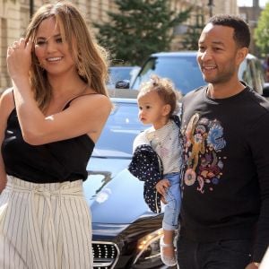 Chrissy Teigen, son mari John Legend et leur fille Luna à la sortie de leur hôtel à Londres. Le 12 septembre 2017.