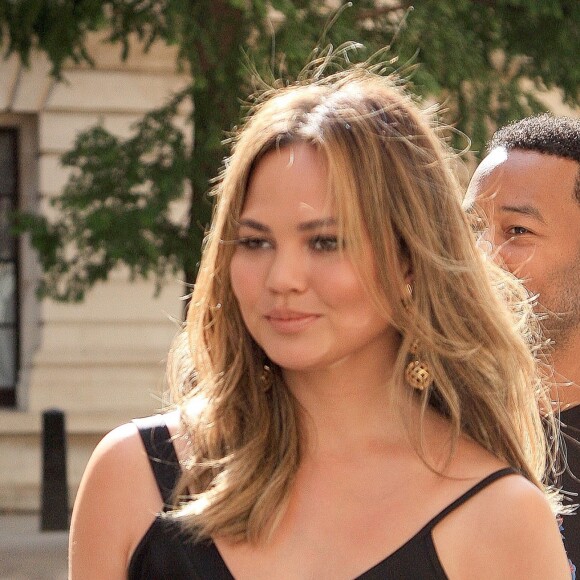 Chrissy Teigen, son mari John Legend et leur fille Luna à la sortie de leur hôtel à Londres. Le 12 septembre 2017.